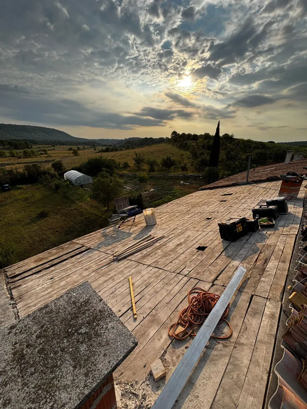 Chantier de charpente en fin de journée
