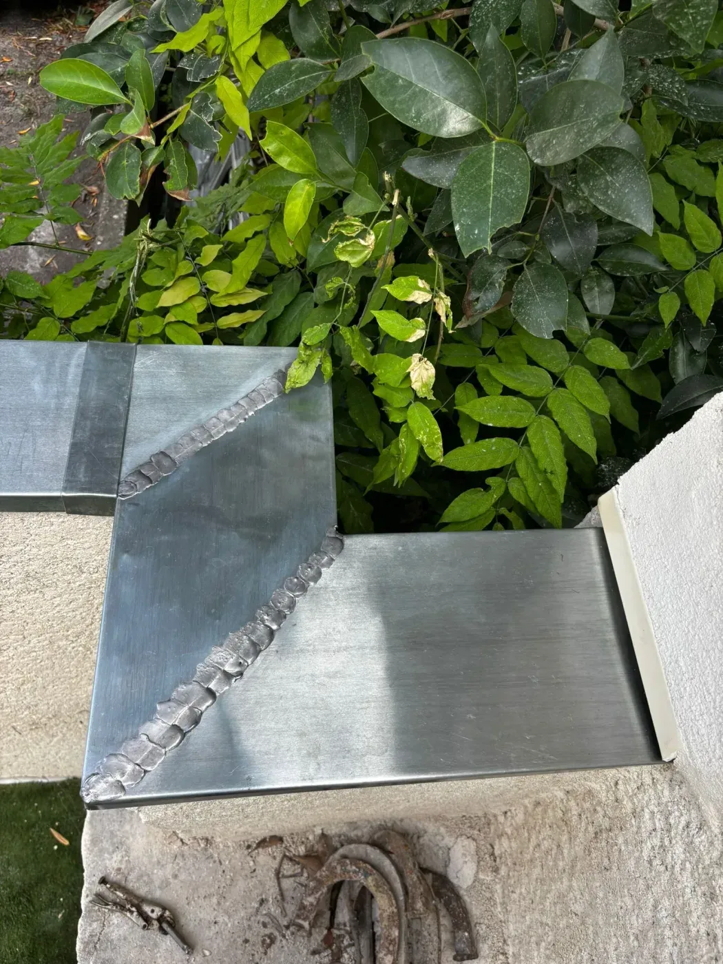 Angle de couvertine en zinc soudé à l'étain sur un muret